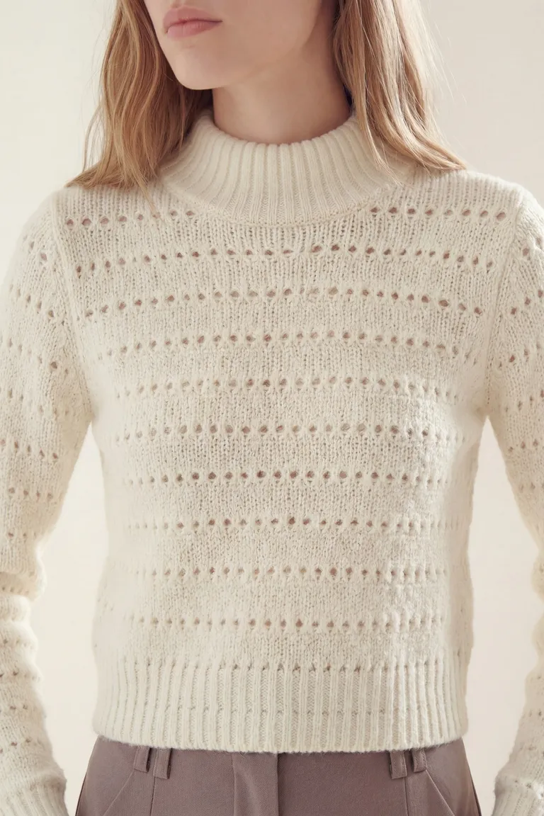 Remera de mujer con cuello cerrado y textura tejida de ajuste cómodo de Akiabara en Remeras para argentina