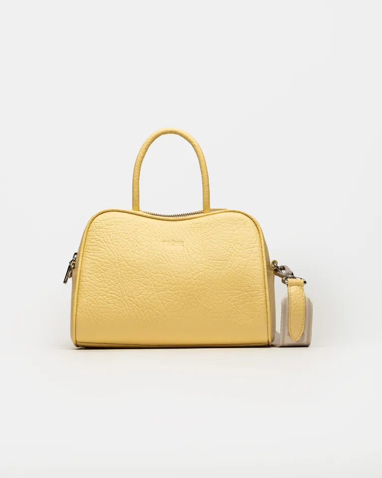 Cartera de mano amarilla de la colección The Club en cuero graneado de Prüne en Bolsos y Carteras para argentina