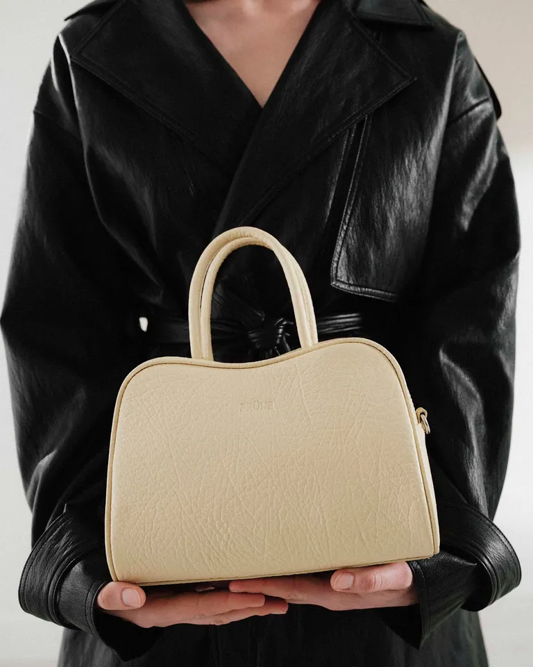 Cartera de mano amarilla de la colección The Club en cuero graneado de Prüne en Bolsos y Carteras para argentina