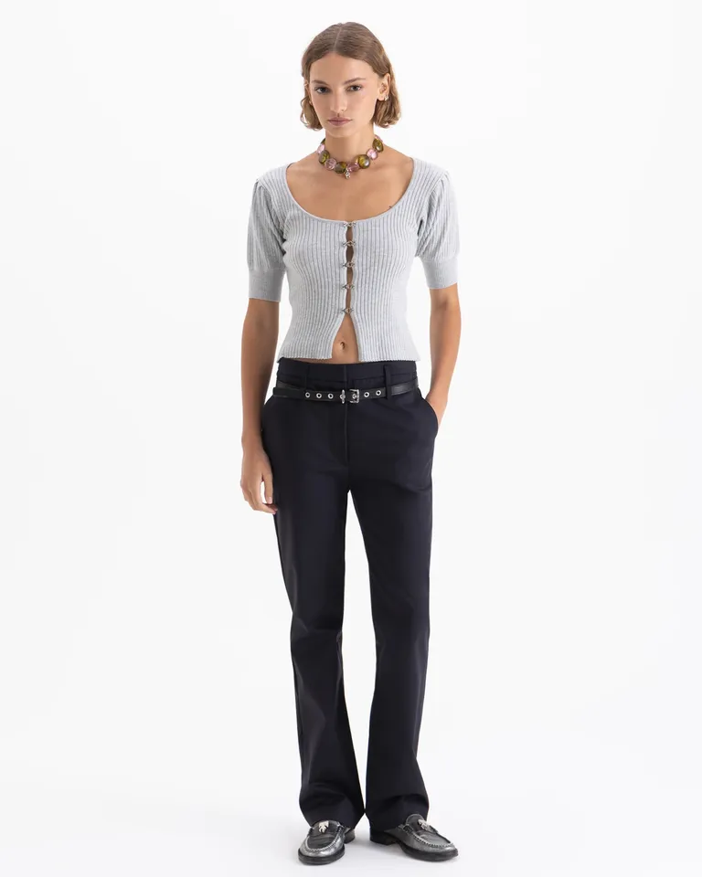 Top de punto acanalado con mangas tres cuartos y cierre frontal de ganchos decorativos de Jazmin Chebar en Tops para argentina