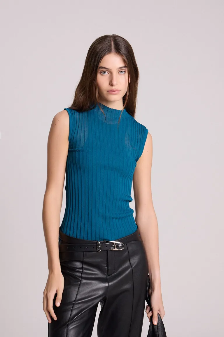 Top de cuello alto en tono azul petroleo, diseño minimalista y elegante de Maria Cher en Tops para argentina