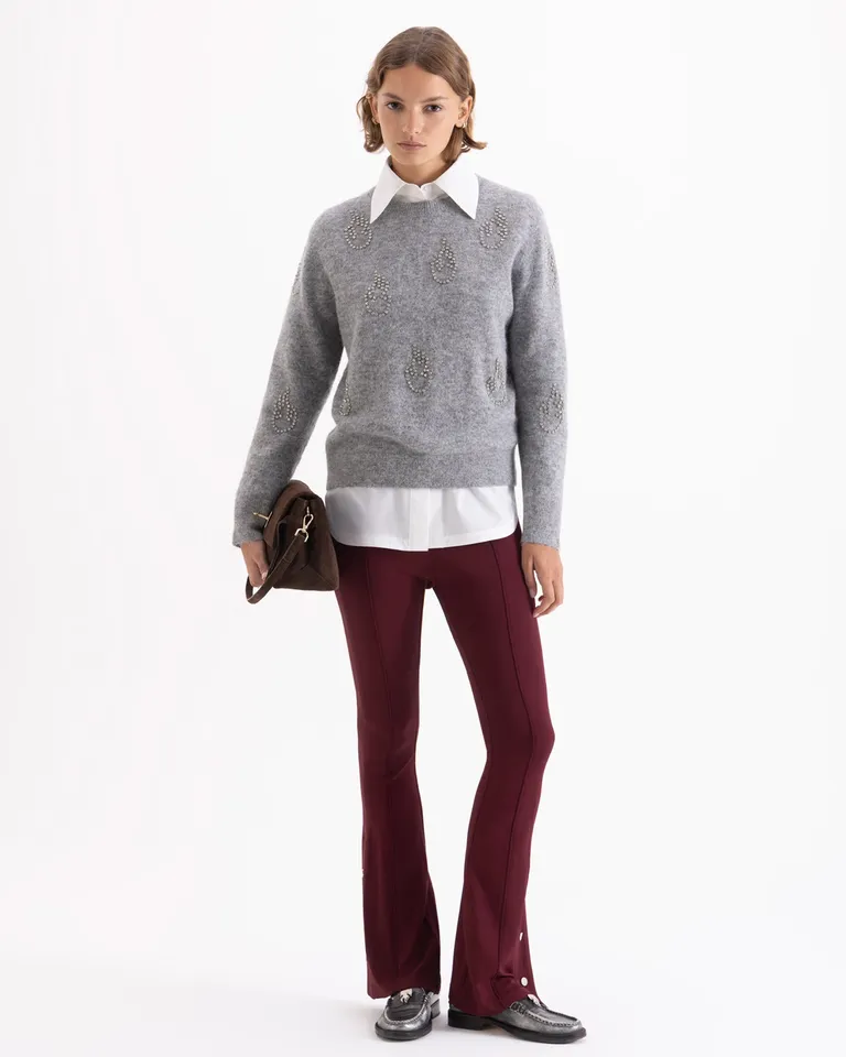 Sweater de tejido suave con bordados de piedras brillantes en el frente y calce regular de Jazmin Chebar en Buzos y Sweaters para argentina