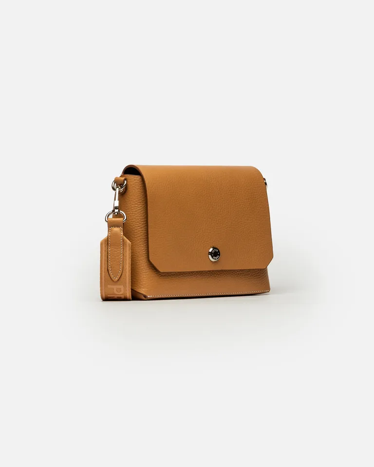 Bolso de cuero graneado de la línea Menorca, un accesorio versátil y elegante para cualquier ocasión de Prüne en Bolsos y Carteras para argentina