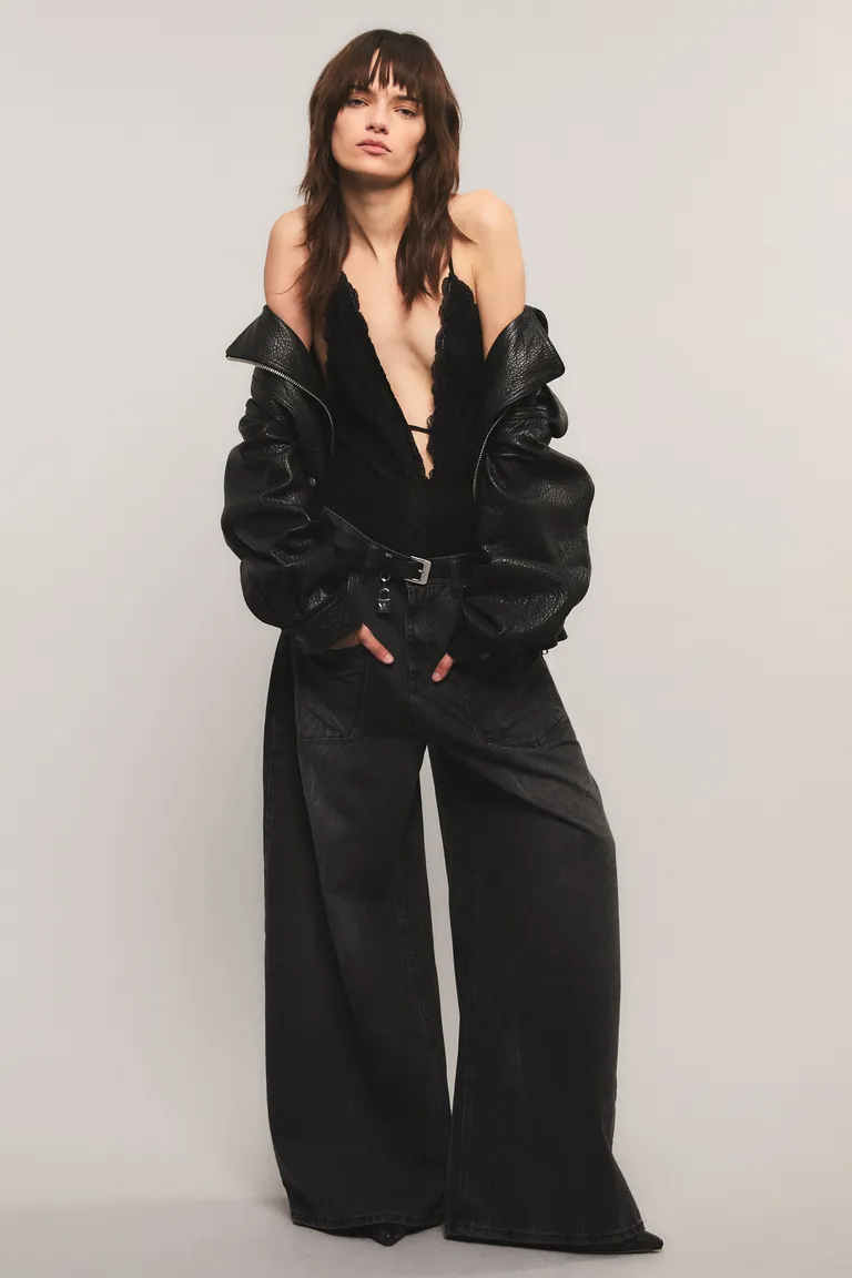 Body de encaje con escote en V profundo y breteles cruzados en la espalda de Kosiuko en Bodies para argentina