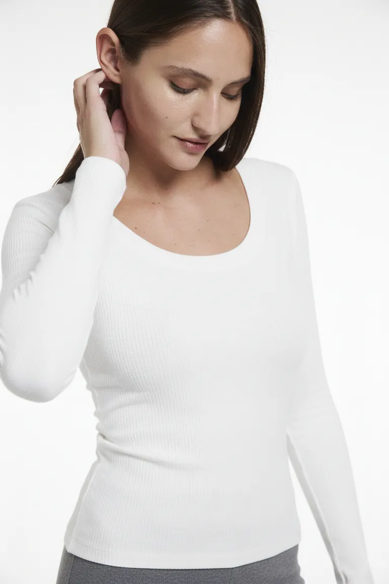 Remera de mujer con escote en U y mangas largas de corte entallado de Justaosadia en Remeras para argentina