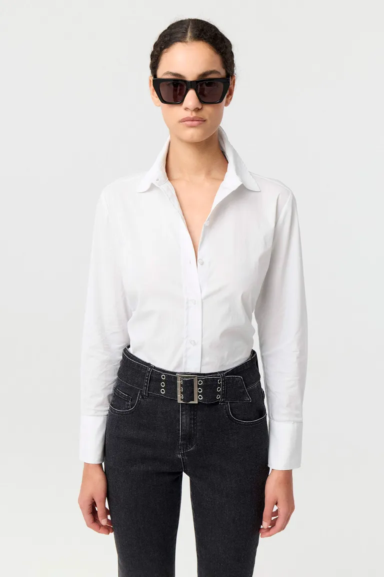 Camisa de mujer corte entallado con cuello clásico botones frontales y mangas largas con puños estructurados de Markova en Camisas para argentina