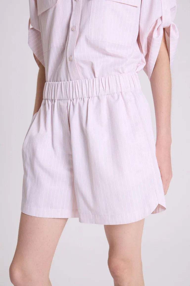 Shorts cortos rosados de corte sencillo y moderno para uso casual y urbano de Maria Cher en Shorts para argentina