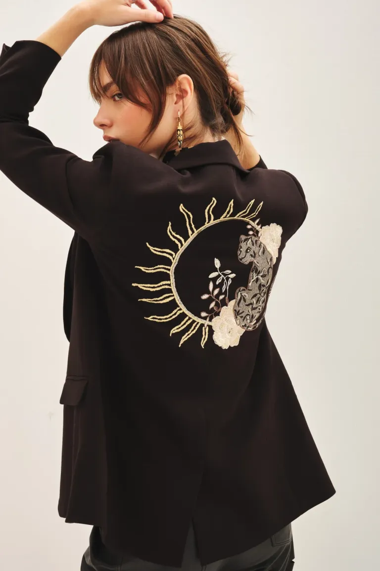 Chaqueta sastre con bordado de hilos, lentejuelas y terciopelo en la espalda de Rapsodia en Chaquetas para argentina