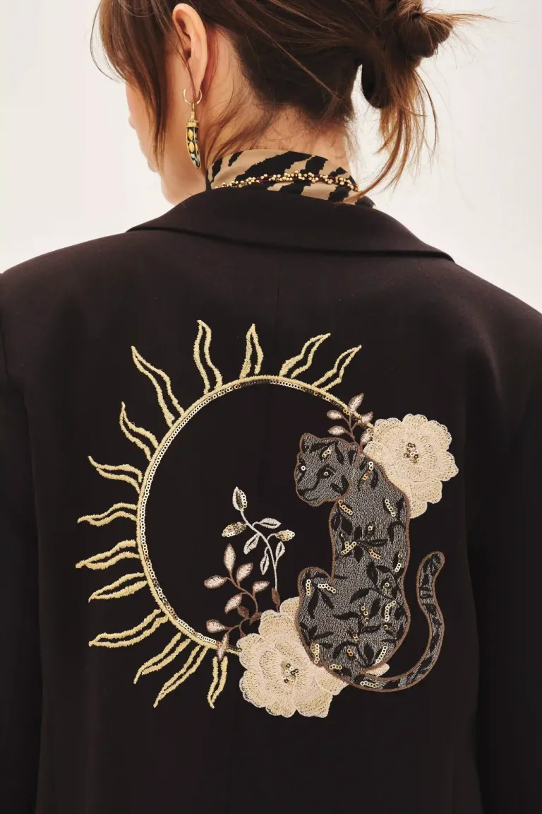 Chaqueta sastre con bordado de hilos, lentejuelas y terciopelo en la espalda de Rapsodia en Chaquetas para argentina