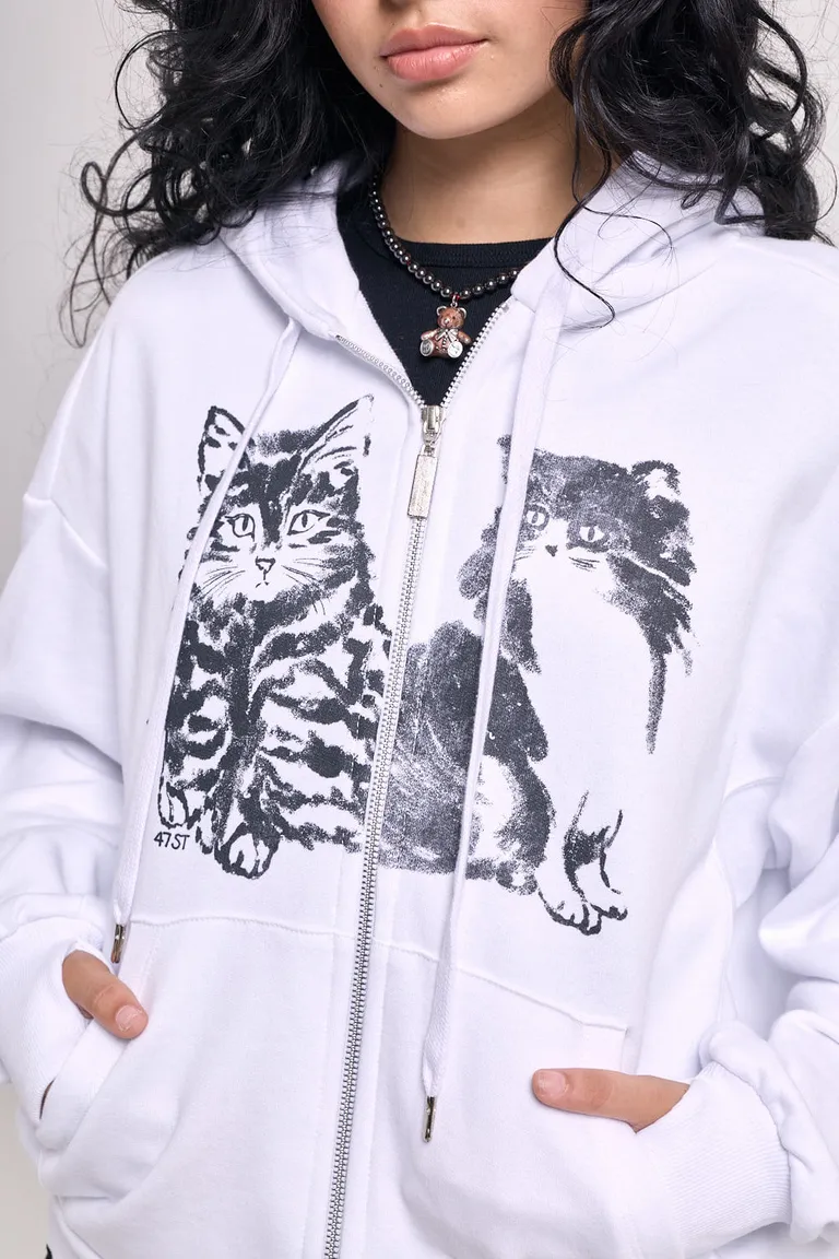 Campera con capucha, cierre frontal, bolsillos y diseño gráfico de gatos en el frente de 47 Street en Buzos y Sweaters para argentina