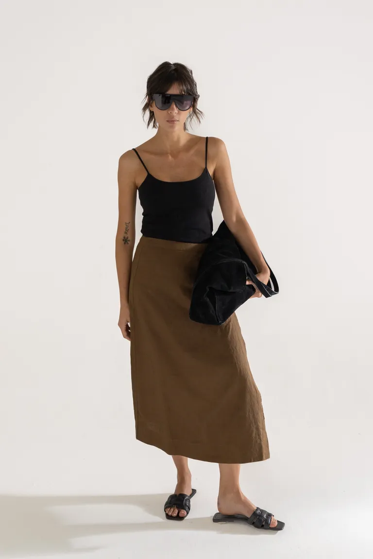 Musculosa de corte clásico en color negro, diseño sencillo y versátil de Akiabara en Tops para argentina