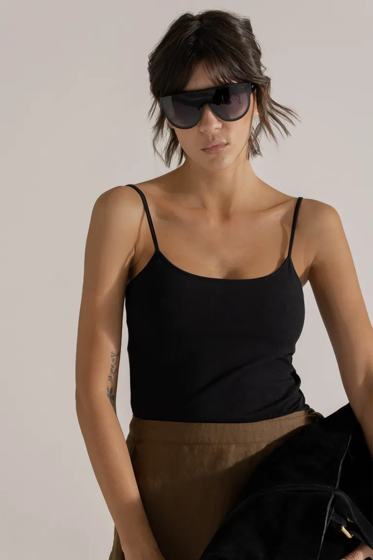 Musculosa de corte clásico en color negro, diseño sencillo y versátil de Akiabara en Tops para argentina