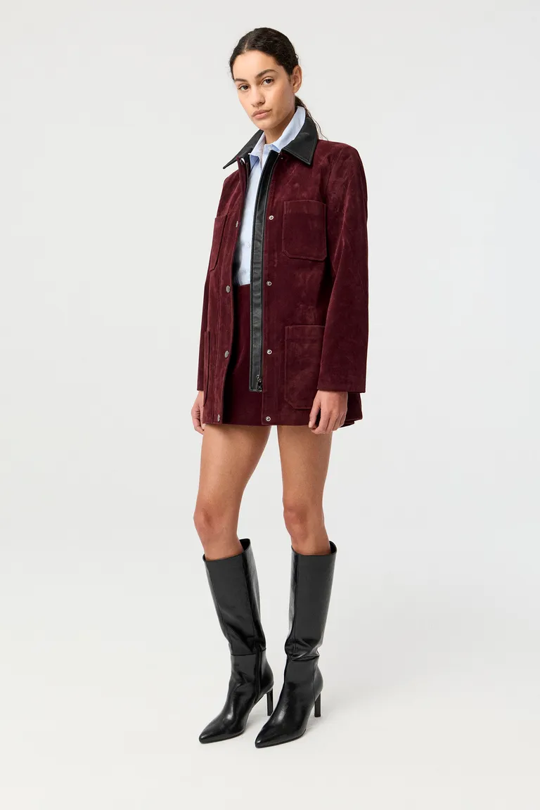 Chaqueta de mujer con cierre de botones, bolsillos delanteros y cuello diseñado con textura combinada de Markova en Chaquetas para argentina