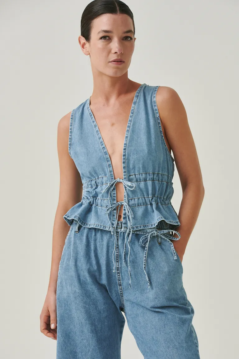 Top de denim sin mangas con diseño ajustado en la cintura y escote en V de Sweet en Tops para argentina