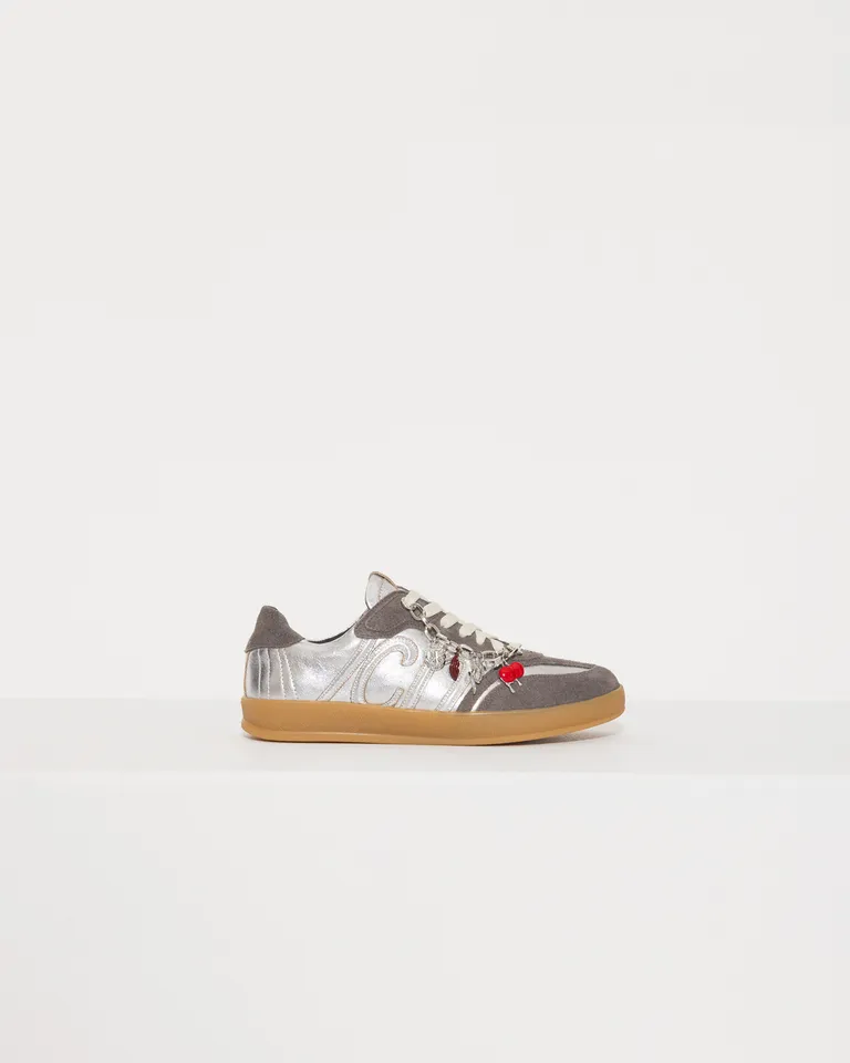 Zapatillas acordonadas con detalles en cuero en tonos grises de Jazmin Chebar en Zapatillas para argentina