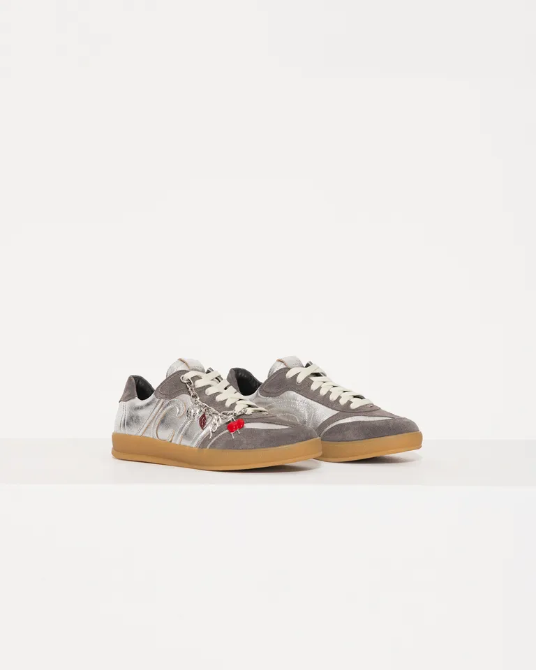 Zapatillas acordonadas con detalles en cuero en tonos grises de Jazmin Chebar en Zapatillas para argentina