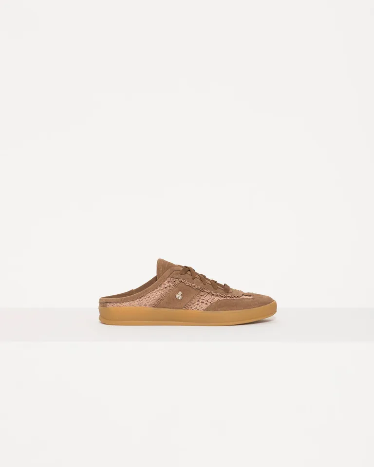 Zapatilla femenina de cuero marrón con detalles de rafia y plataforma de Jazmin Chebar en Zapatillas para argentina