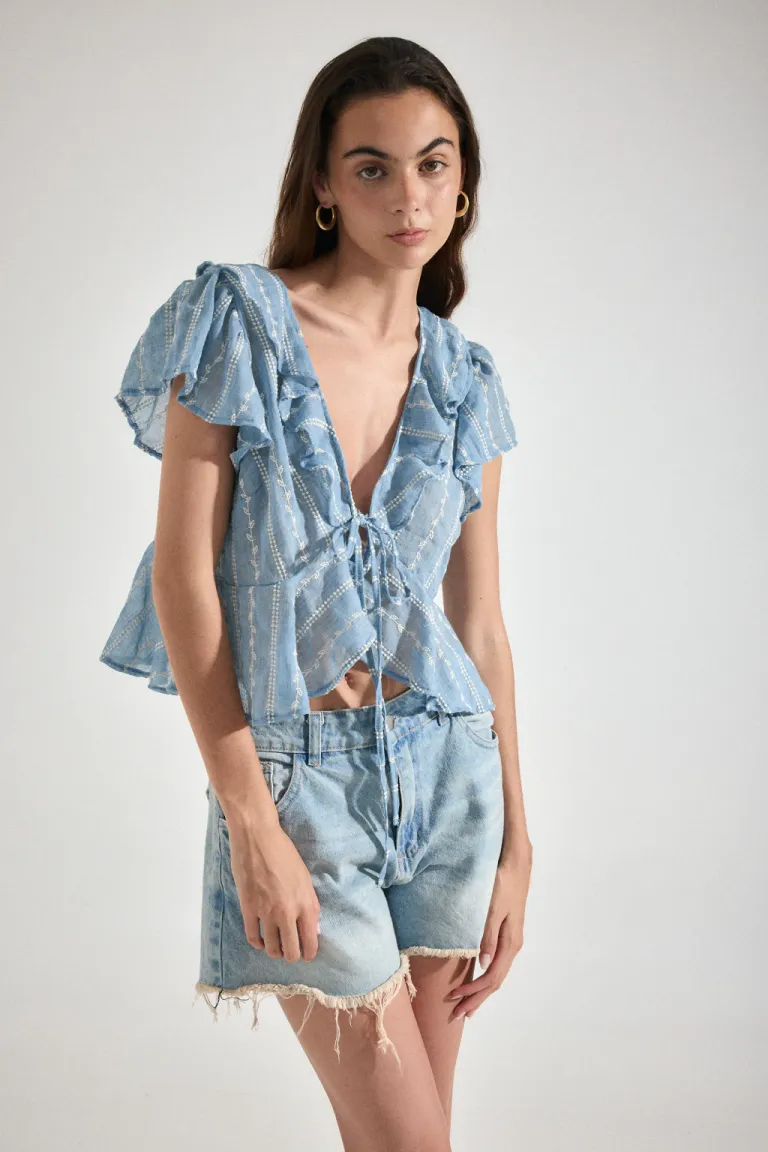 Blusa de lino bordado con escote en V y volantes para un estilo romántico de Audaz en Blusas para argentina