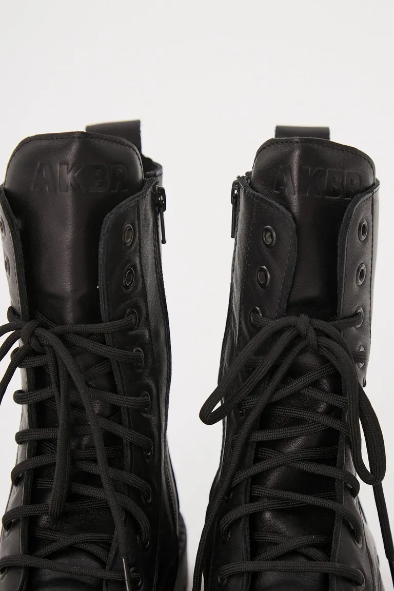 Borcegos de caña media con cordones, ajuste de cierre lateral y suela track de Akiabara en Botas y Botinetas para argentina