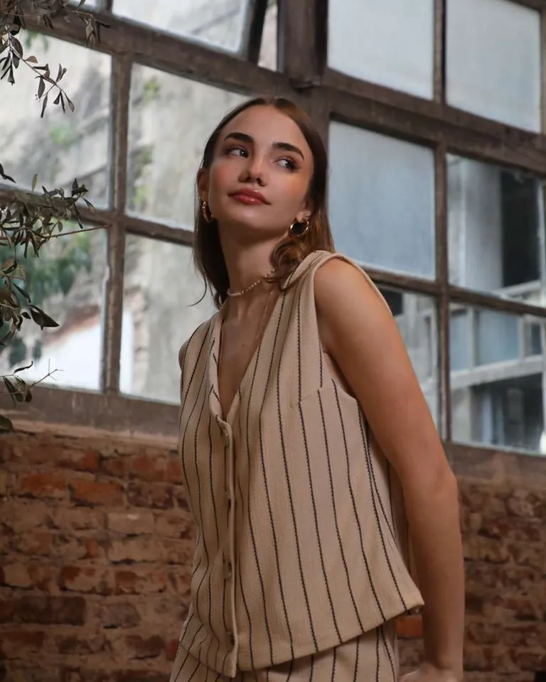 Chaleco de crepe arrugado con rayas verticales y cuatro botones para mujer de Hesed en Chalecos para argentina