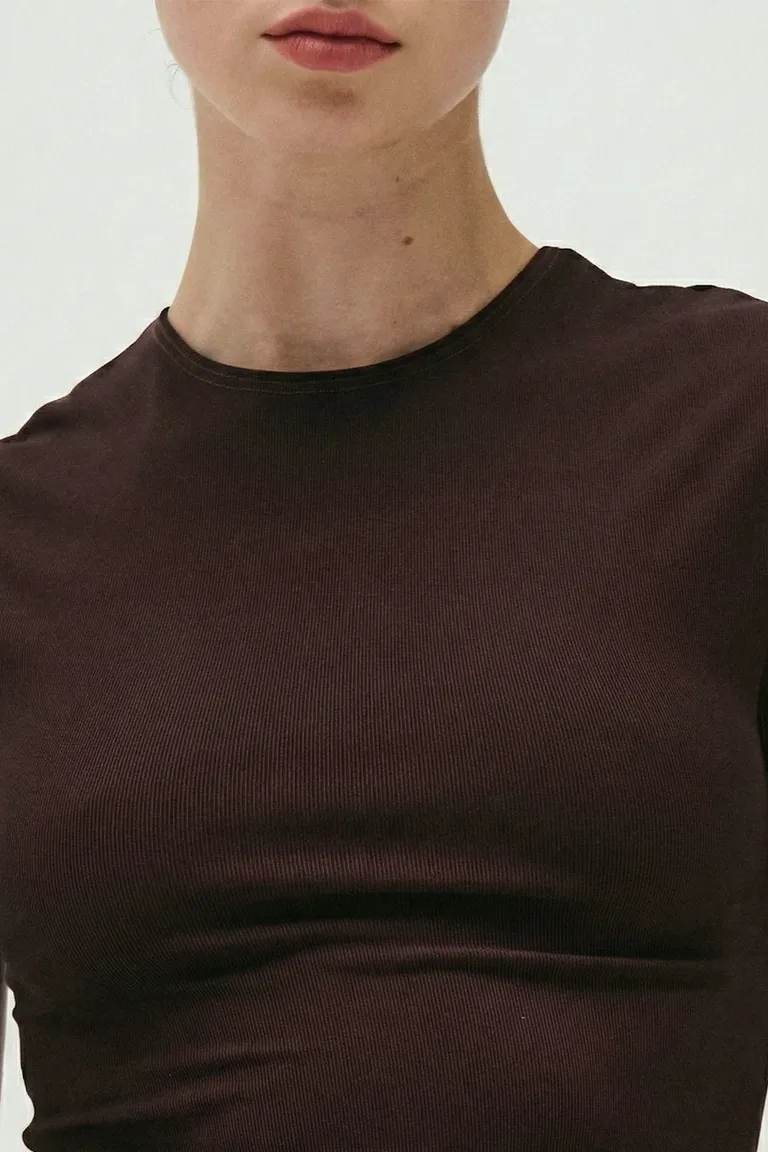 Remera básica de corte entallado con cuello redondo y mangas cortas de Sweet en Remeras para argentina