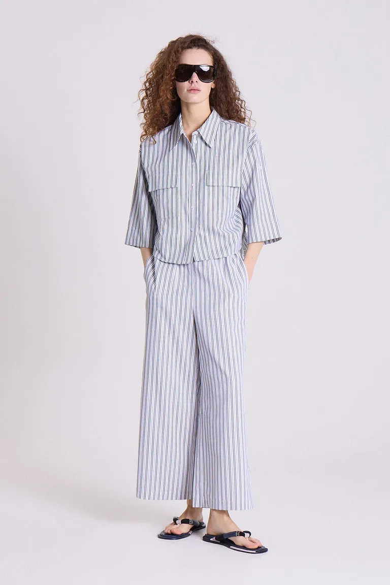 Camisa azul de corte boxy con bolsillos plaqueta y estilo safari de Maria Cher en Camisas para argentina