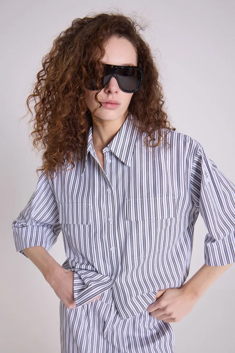 Camisa azul de corte boxy con bolsillos plaqueta y estilo safari de Maria Cher en Camisas para argentina