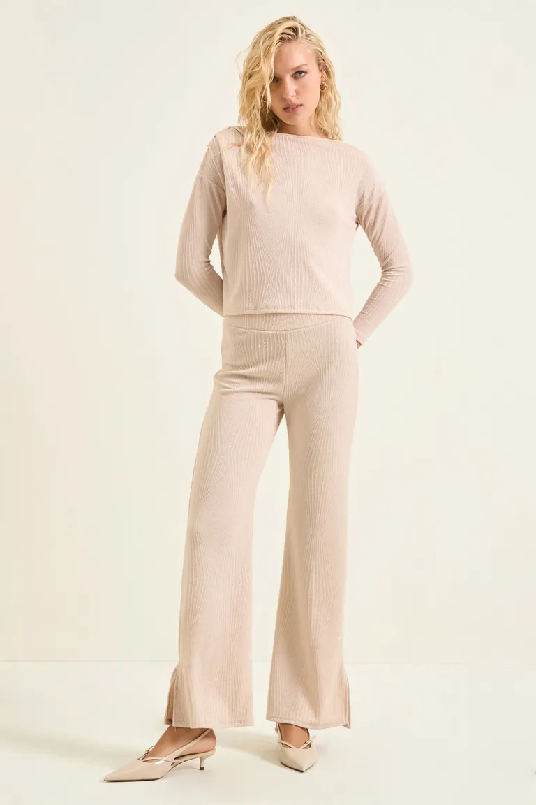 Pantalón Oxford de tiro alto con cintura elastizada y tajos laterales en botamanga de Cuesta Blanca en Pantalones para argentina