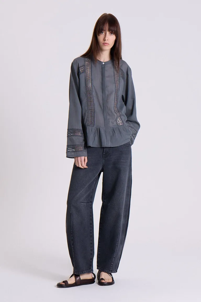 Camisa gris con detalles de puntilla, diseño elegante y femenino para la mujer moderna de Maria Cher en Camisas para argentina