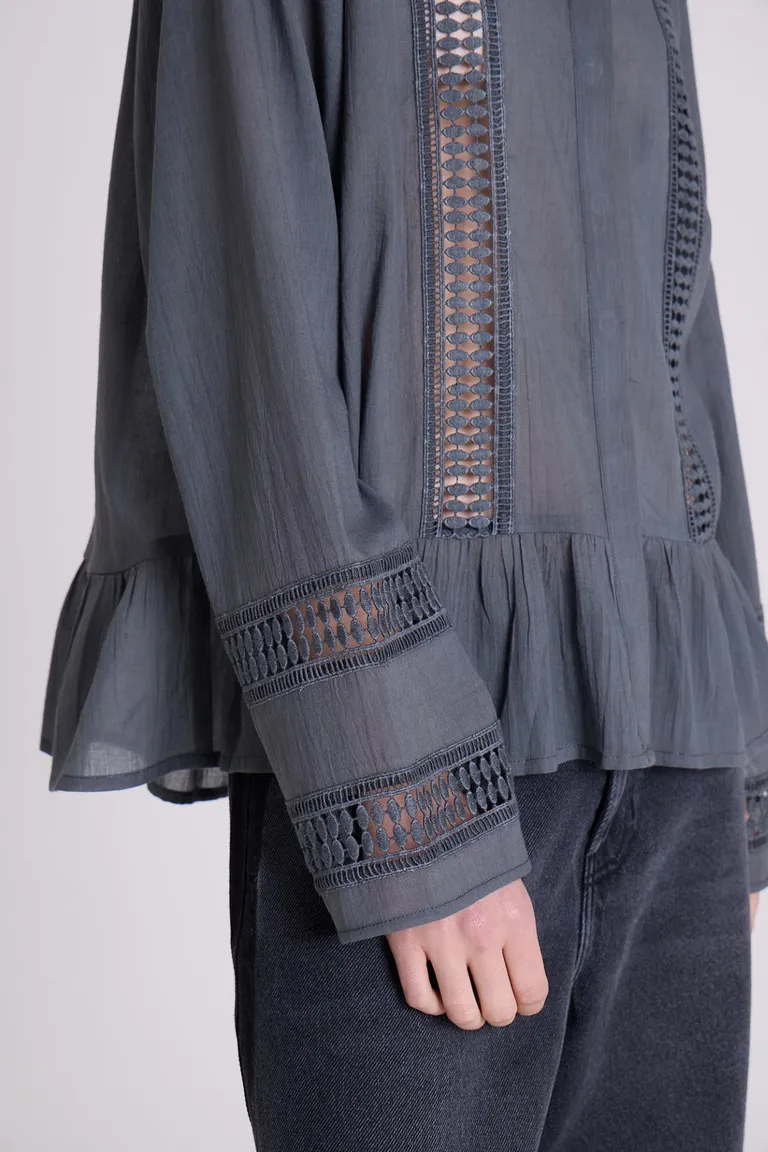 Camisa gris con detalles de puntilla, diseño elegante y femenino para la mujer moderna de Maria Cher en Camisas para argentina