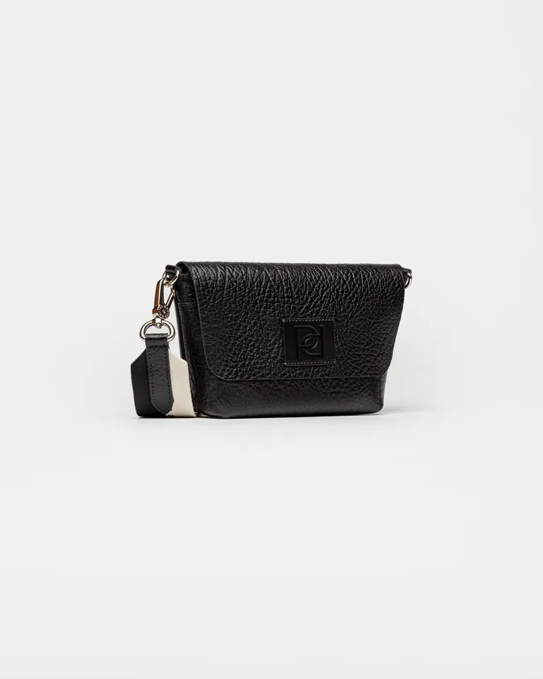 Mini bolso de mano de cuero negro con correa ajustable y solapa con detalle de marca de Prüne en Bolsos y Carteras para argentina
