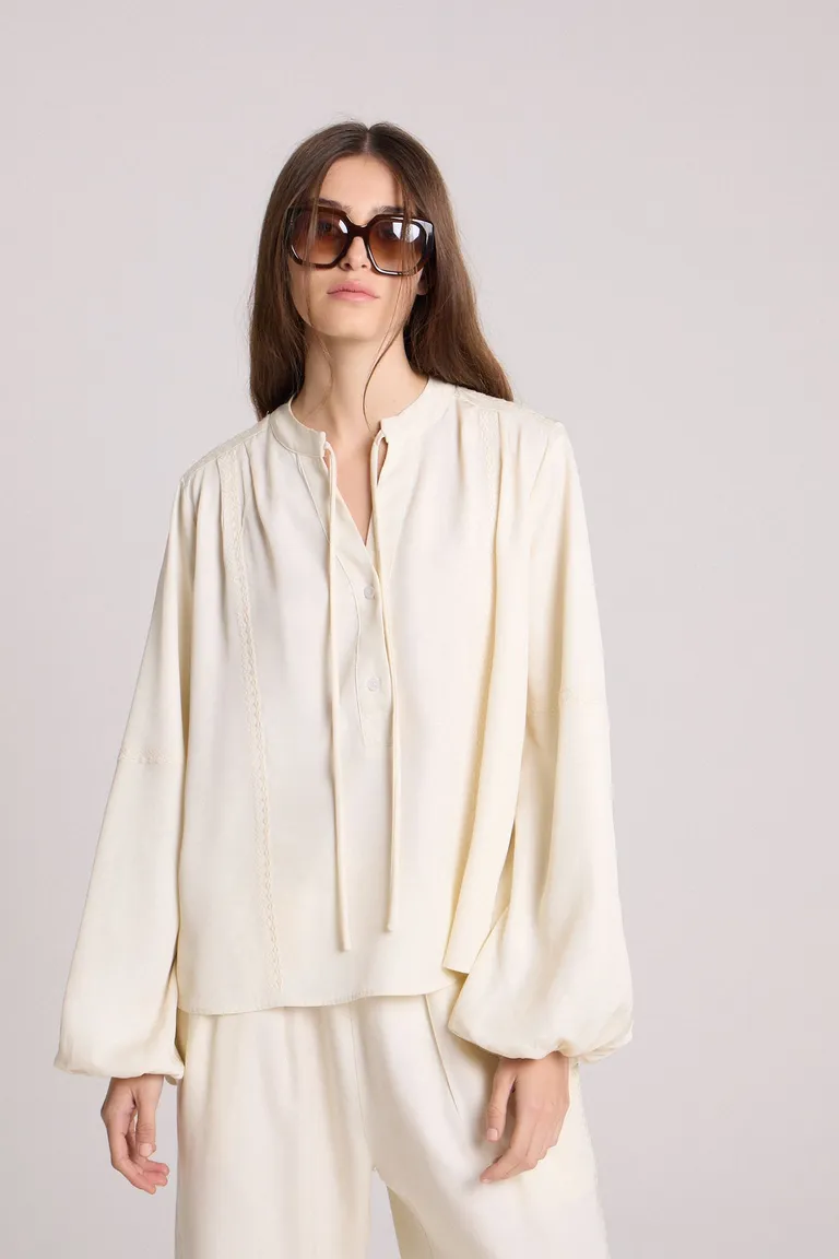 Blusa de twill viscosa con cuello mao y mangas amplias de Maria Cher en Blusas para argentina