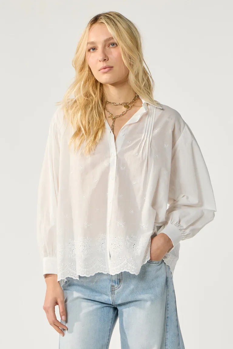 Camisa oversize con detalles bordados, prenda versátil y de estilo refinado para mujeres de Cuesta Blanca en Camisas para argentina