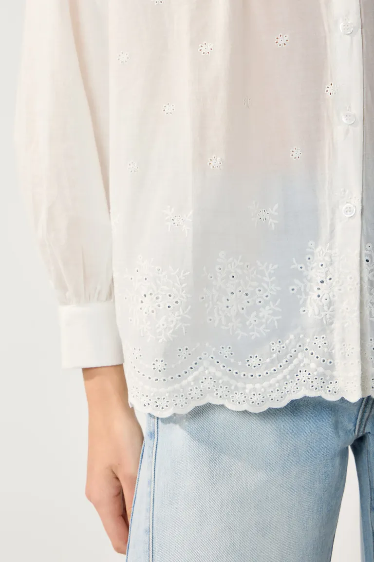 Camisa oversize con detalles bordados, prenda versátil y de estilo refinado para mujeres de Cuesta Blanca en Camisas para argentina