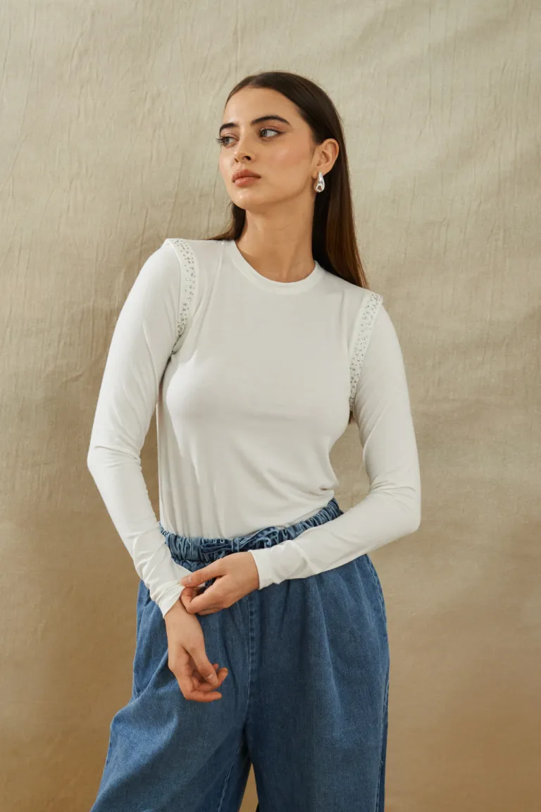 Remera serena: una prenda de vestir elegante y versátil para la mujer moderna de Apricot en Remeras para argentina