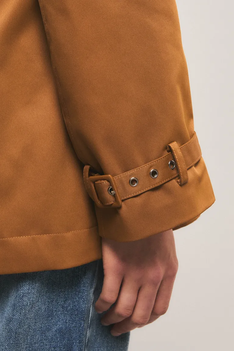 Trench coat corto entallado con solapas amplias y lazo de ajuste en la cintura de Kosiuko en Chaquetas para argentina