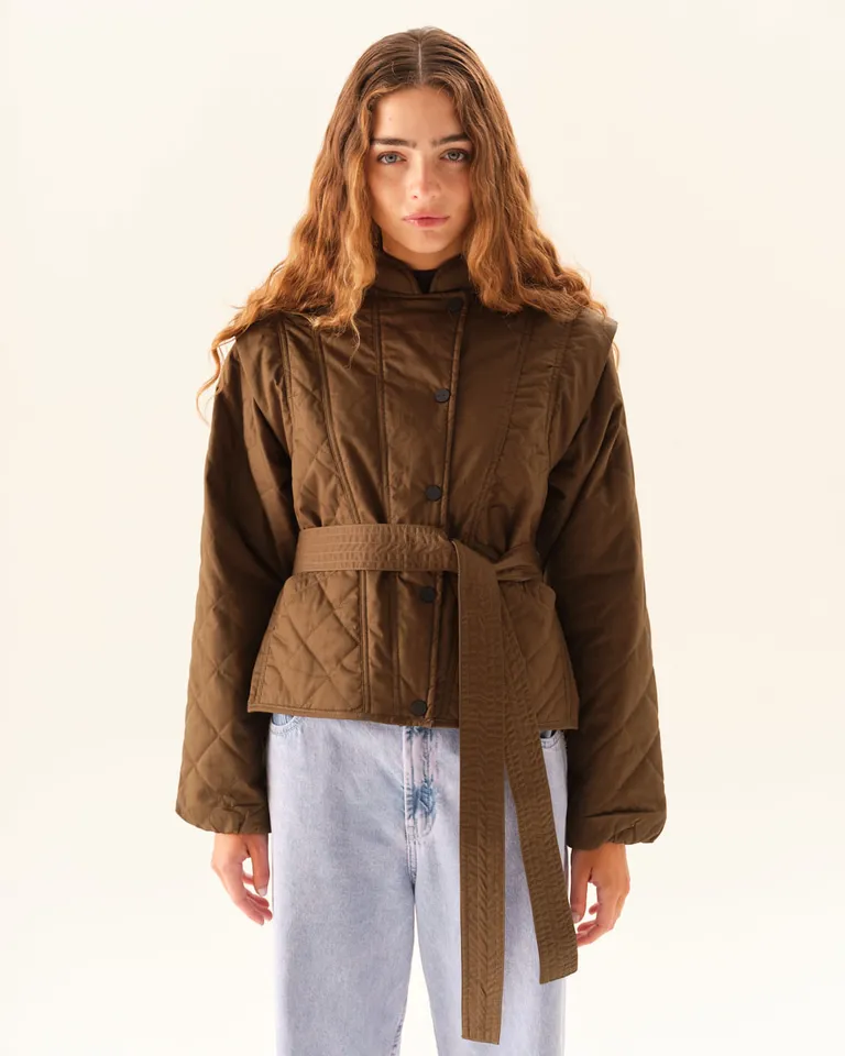 Campera entallada con lazo ajustable y mangas desmontables convertibles en chaleco con diseño matelaseado de Furzai en Chaquetas para argentina