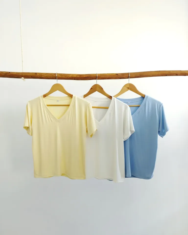 Remera básica de cuello en V en tela de viscosa fresca y ligera de Lemmon en Remeras para argentina