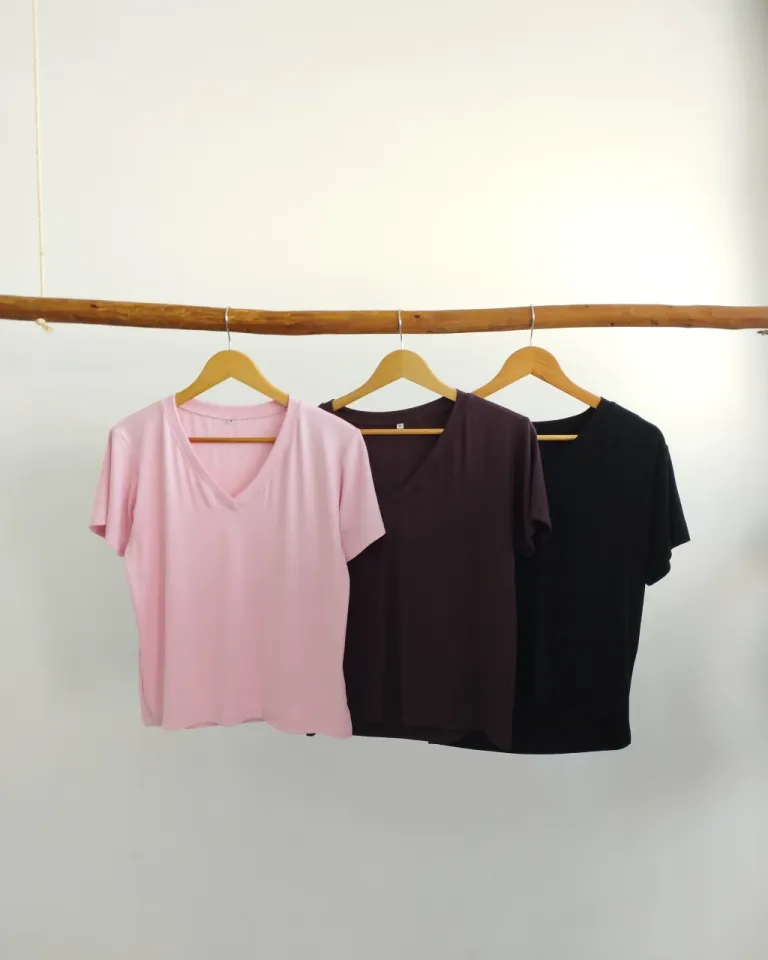 Remera básica de cuello en V en tela de viscosa fresca y ligera de Lemmon en Remeras para argentina