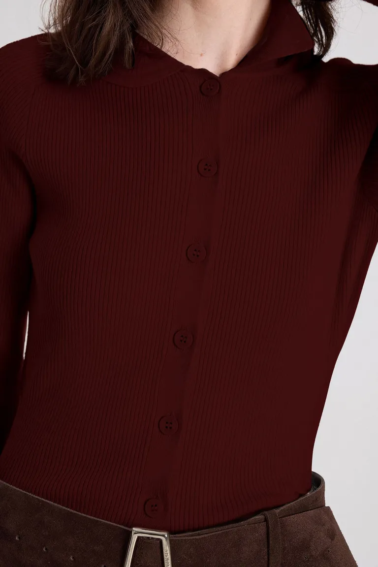 Cardigan entallado de punto con cuello polo y cierre frontal de botones de Maria Cher en Buzos y Sweaters para argentina