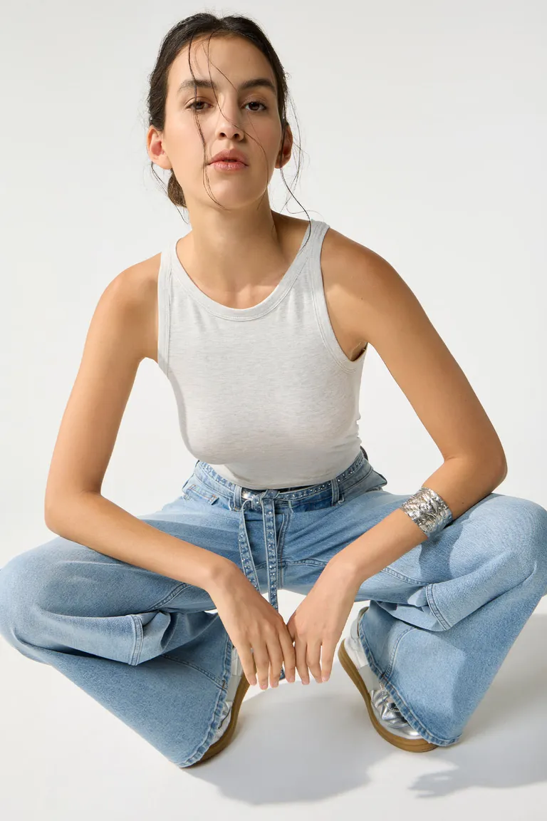 Musculosa de algodón con escote halter - Elegancia y comodidad en un solo diseño de Cuesta Blanca en Tops para argentina