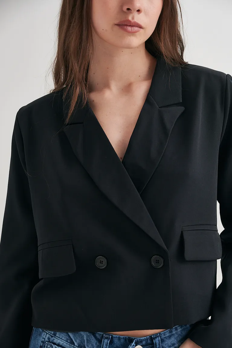 Blazer de corte clásico y línea estructurada para un look sofisticado de Sweet en Blazers para argentina