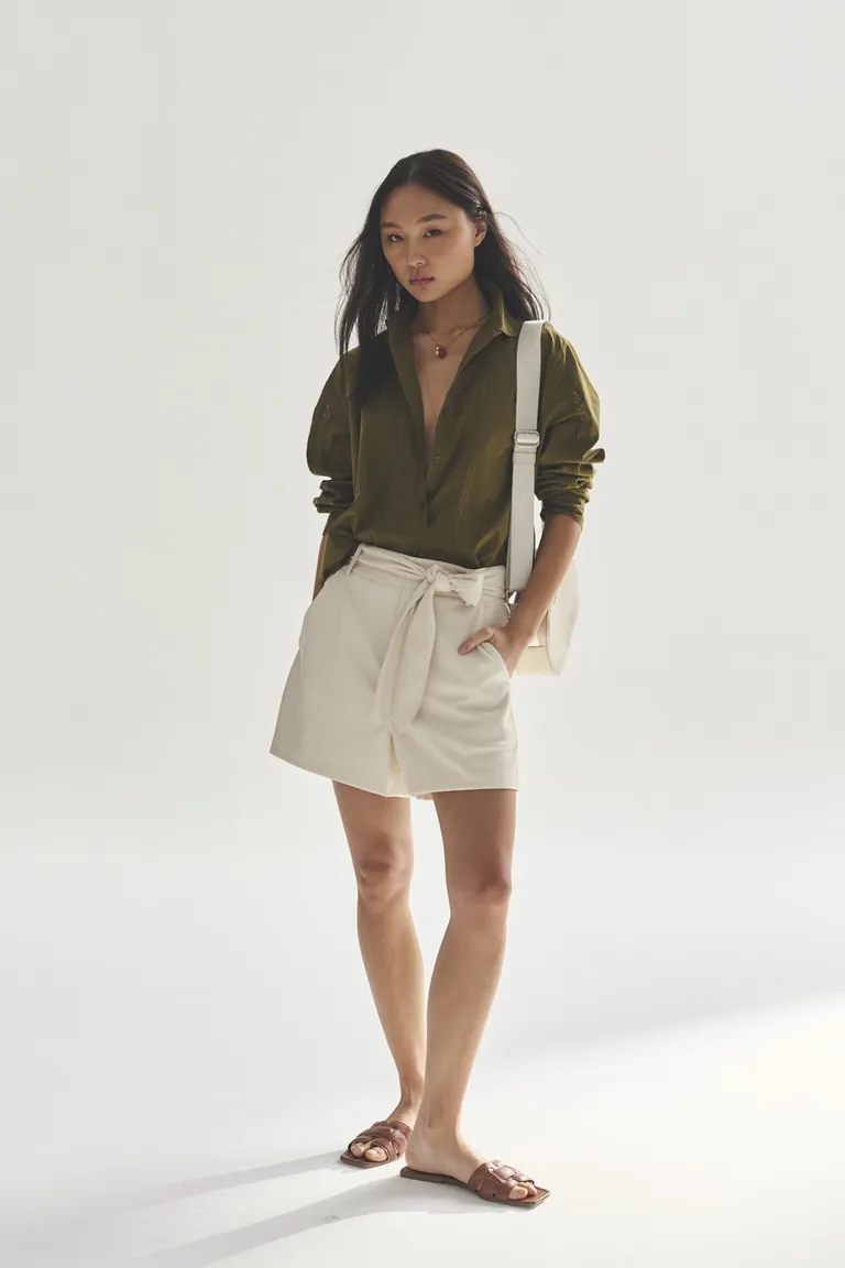 Camisa de estilo minimalista en verde oliva para mujeres de Akiabara en Camisas para argentina