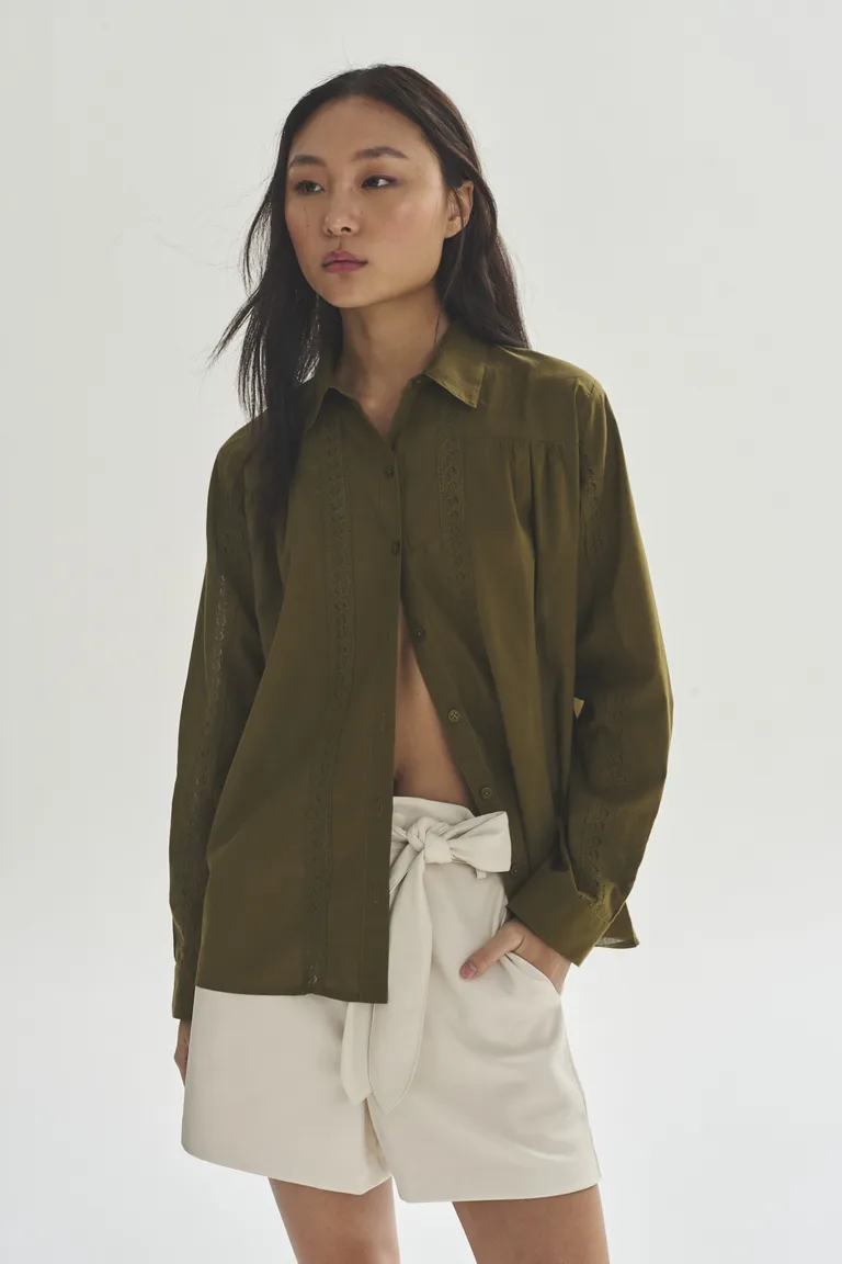 Camisa de estilo minimalista en verde oliva para mujeres de Akiabara en Camisas para argentina