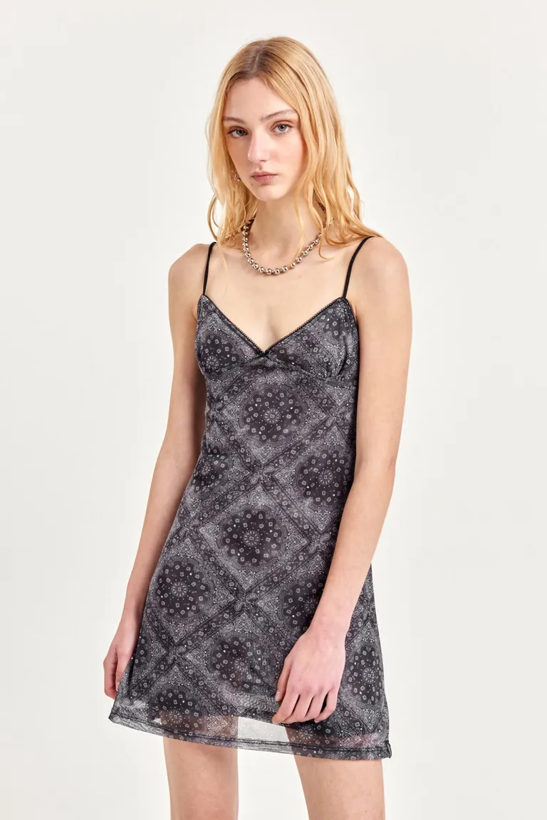 Vestido corto de microtul con estampado exclusivo y diseño femenino de 47 Street en Vestidos para argentina