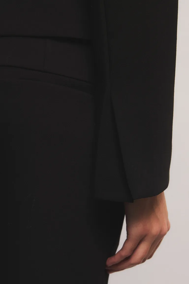 Blazer sastrero con calce slim, bolsillos con tapa, cierre frontal y mangas largas acampanadas con tajo de Kosiuko en Blazers para argentina