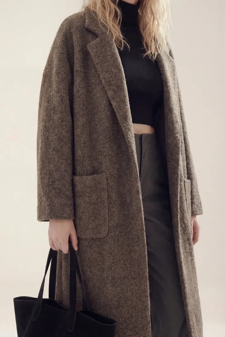 Tapado largo recto con solapas clásicas y bolsillos laterales de diseño sobrio de Akiabara en Tapados para argentina