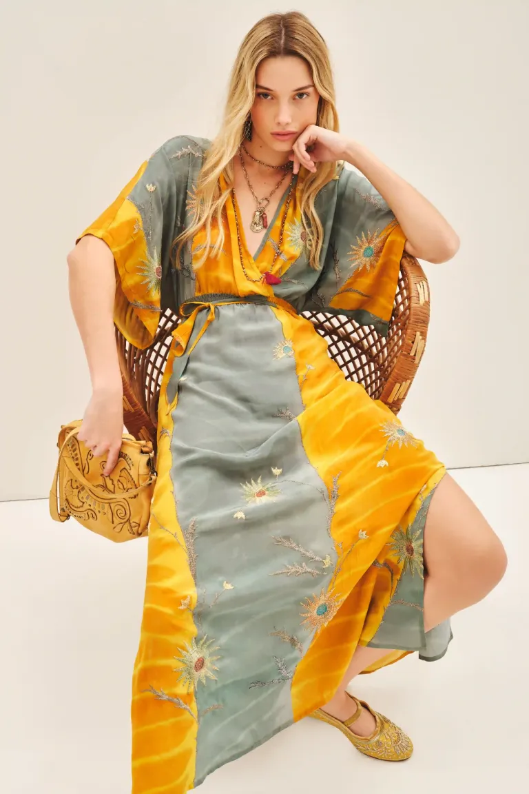 Vestido Largo Fluido con Bordado Étnico y Mangas Amplias de Rapsodia en Kimonos para argentina