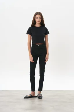 Jean denim chupín black de Magda en Pantalones para argentina