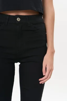 Jean denim chupín black de Magda en Pantalones para argentina